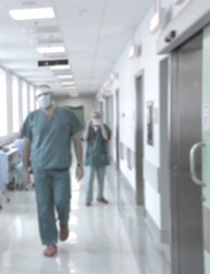 医生和护士走在医院的走廊里，运动模糊