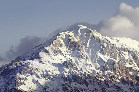 雪和云的山峰