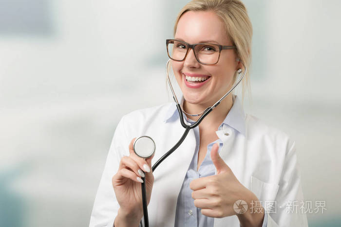 年轻的女医生用听诊器