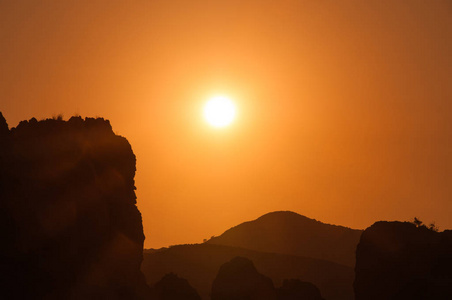 橘黄色的夕阳在山中。查看从高度