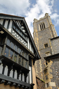 St John Maddermarket 教堂和木料半灰泥的框架和中世纪房子在英国诺福克郡诺维奇