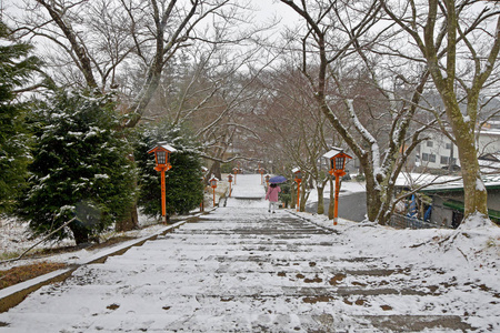 站在雪美丽视图上的旅游胜地图片