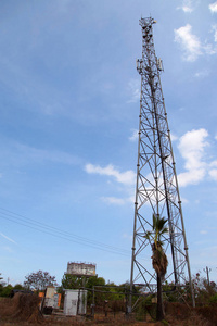 手机通信塔传输信号与蓝蓝的天空和天线