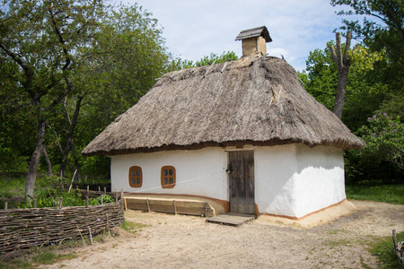 用稻草屋顶传统乌克兰老房子照片