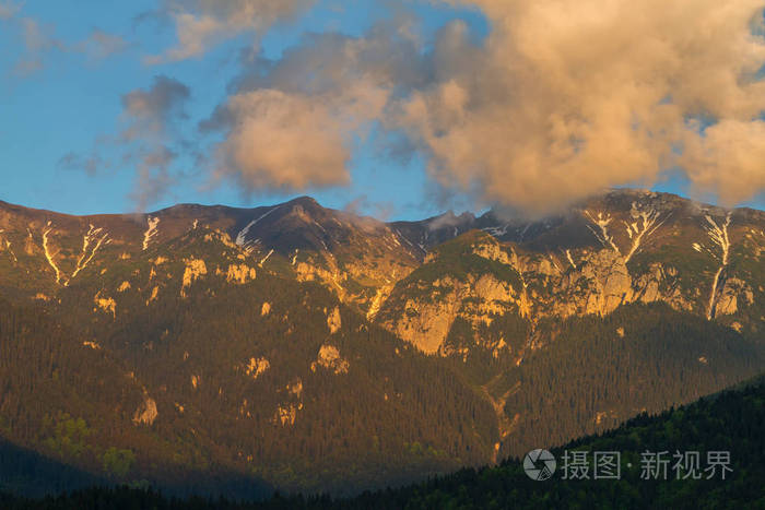 壮丽的景色与夕阳光上雪左支山山峰喀尔巴阡山