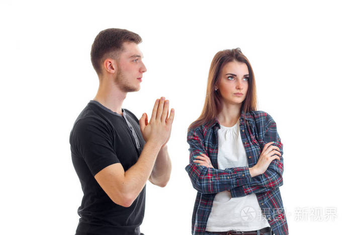 年轻的家伙请求宽恕的美丽的女孩