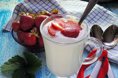 牛奶草莓与鸡尾酒