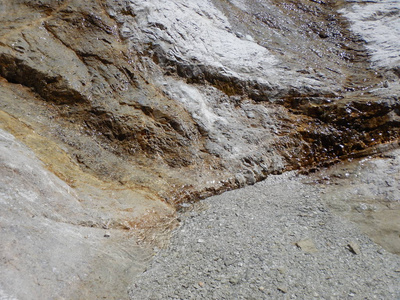 岩石上的一条小溪水的细节图片