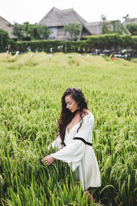 在白色的袍，在稻田里的女人