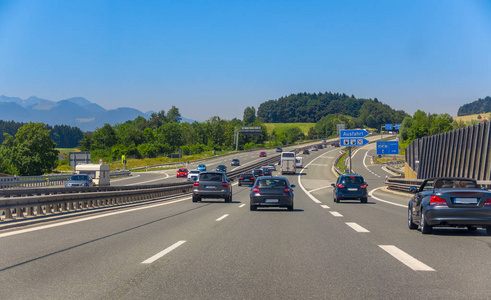 在高速公路上的道路交通