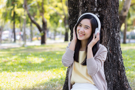 美女听音乐图片