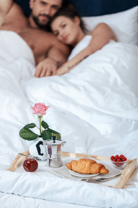 躺在床上的托盘上的浪漫早餐