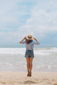 在海滩上的一顶帽子的女孩