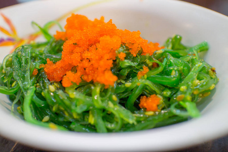 美味的绿色海藻沙拉配虾蛋图片