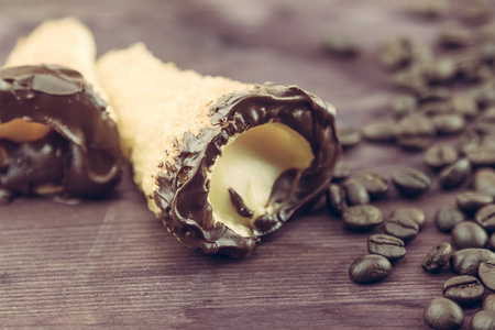 美味的西西里 cannolo cannellino 甜糕点榛子浆附近咖啡豆