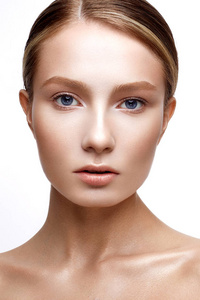 漂亮的模特与基金会和裸妆.清洁皮肤.美白隔离背景漂白后的完美笑容.