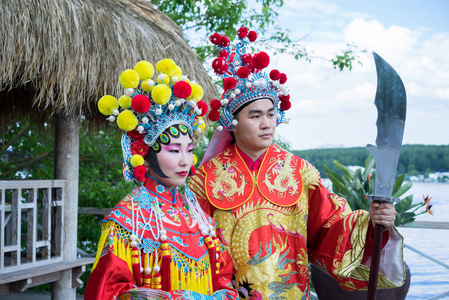 亚洲男人和女人在传统红色唐装图片