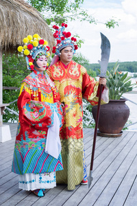 亚洲男人和女人在传统红色唐装图片