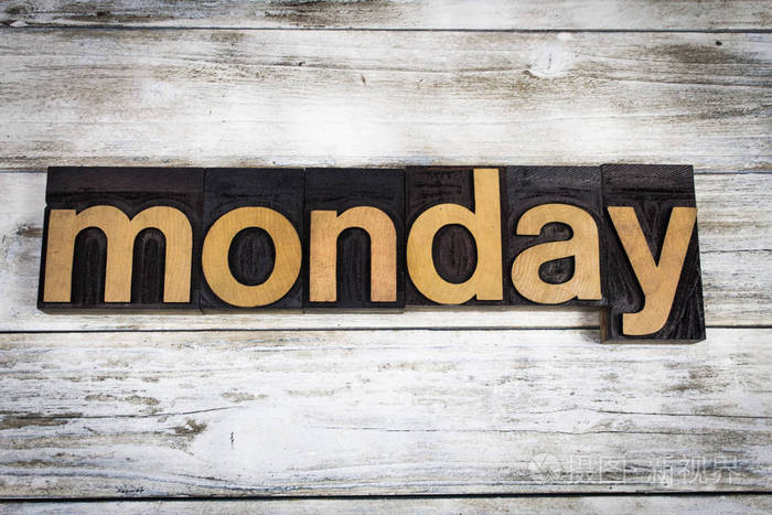 木制的背景上星期一活版字