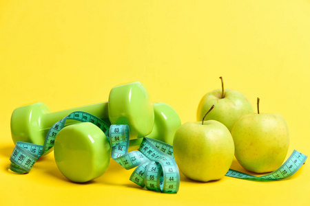 哑铃和苹果组成 苹果果实 体育单位和磁带