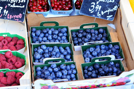 各种新鲜浆果在市场塑料砂锅，蓝莓关闭
