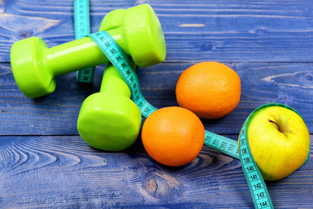 健康和健身的概念，哑铃重量带卷尺 水果