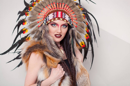 她头上的一只蟑螂在白色背景上印第安人印度女人照片