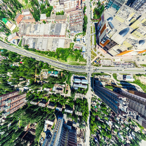 与空中城市景观 十字路口 道路 房屋 建筑物 公园及停车场。阳光灿烂的夏天全景图像