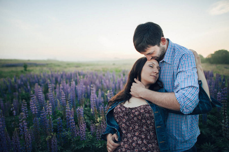 年轻的夫妇在紫色的花