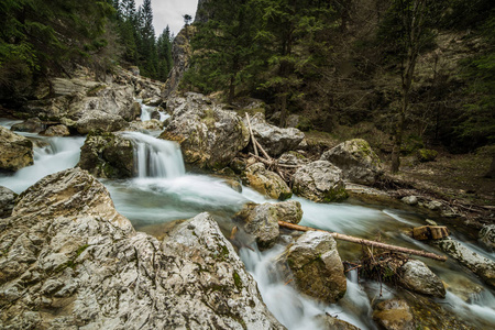 在斯洛伐克 Tatra 山脉瀑布一道亮丽的风景