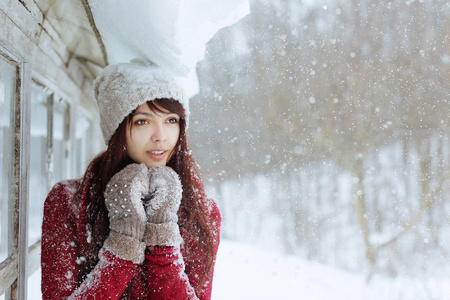 雪有吸引力白种人微笑着幸福女人的画像。快乐的小女孩微笑着。Mittend 玩雪和笑的女孩。好心情和好的生活理念。健康笑容来自白色