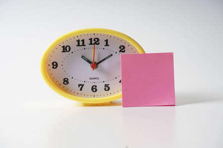 黄色表时钟与时间管理概念文本的注释。