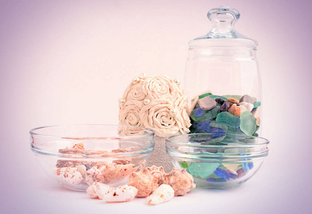 海卵石和贝壳在玻璃容器
