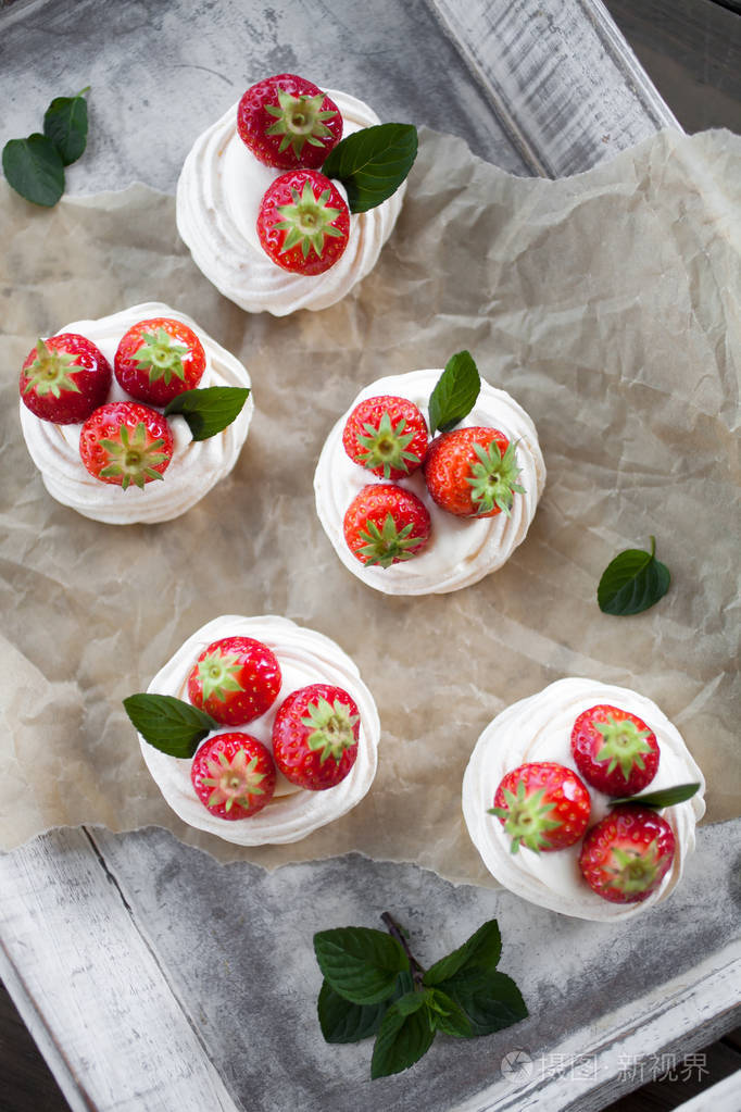 迷你草莓与帕夫洛娃