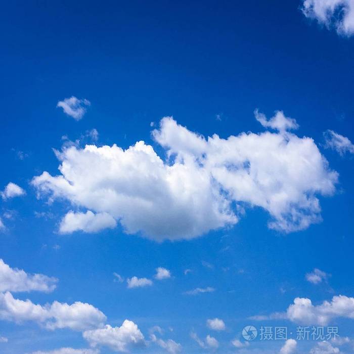 蔚蓝色的天空和太阳的积云.蓝蓝的天空背景