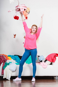 高楼扔东西幸福的女人扔头上的衣服照片