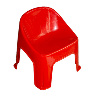 孤立在白色背景上的红色塑料椅