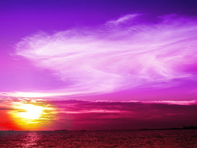 晚上的日落和浅紫色的色调