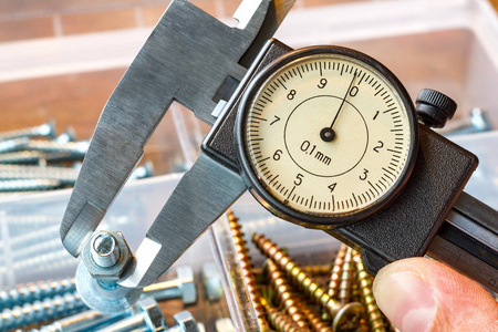 滑动游标卡尺用滑动卡尺测量螺母的尺寸照片