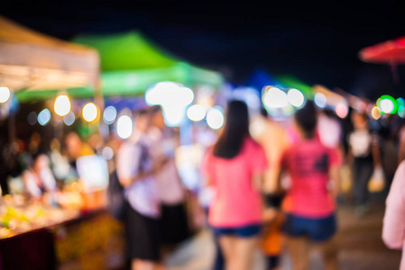 在街头背景下与 bokeh 的夜市模糊的形象