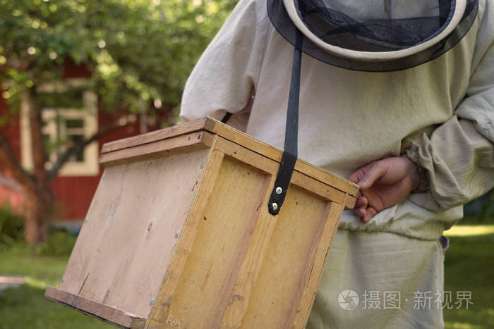 养蜂人和他的装备