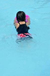 亚洲小女孩在游泳池里玩耍