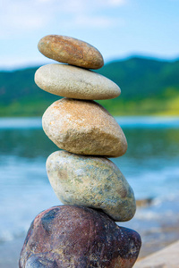 张石头平衡在海滩上互相重叠的照片
