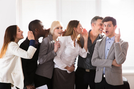 地八卦商务同事大张旗鼓地对一个吃惊的震惊的人说秘密的闲话照片