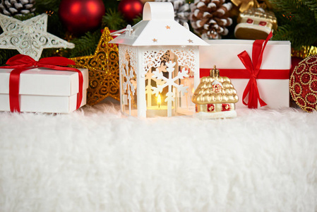 圣诞装饰上白色的皮毛与杉木树分支特写 礼品 圣诞球 锥和黑暗的背景灯，冬天假日概念与其他对象