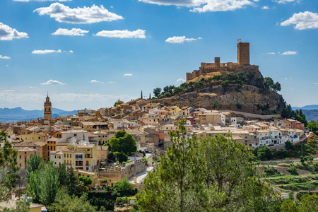比亚尔城堡顶部的山顶上镇，西班牙阿利坎特