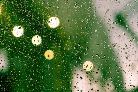 在窗口上的雨滴