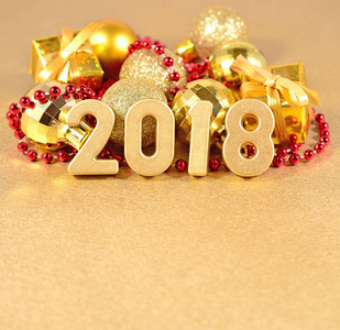 2018 年金色数字和圣诞装饰品
