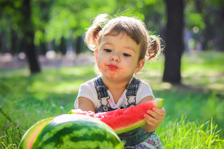 孩子吃西瓜。选择性的焦点