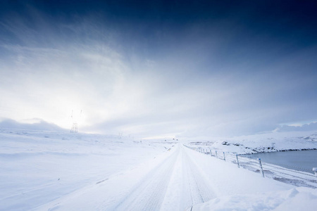 厚厚的积雪覆盖道路和景观